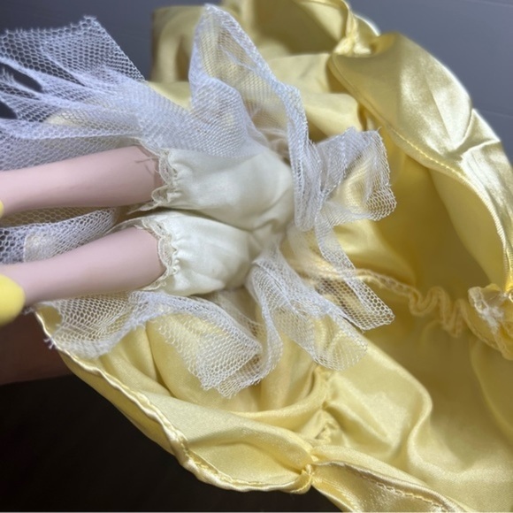 Porcelain Beauty and the Beast Belle doll - Picture 6 of 10